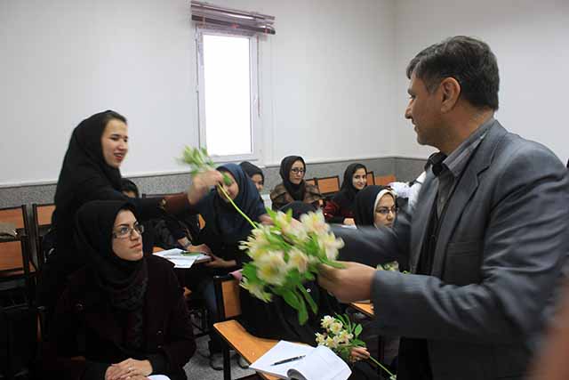 گرامیداشت روز دانشجو با اهدا یک شاخه گل از سوی معاون محترم فرهنگی دانشگاه